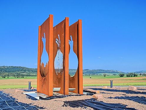 Kreiselkunstwerk in B 275 Ecke - In der Grobach in Nieder-Mockstadt 