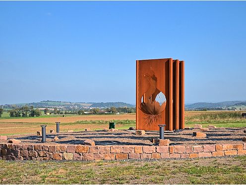 Kreiselkunstwerk in B 275 Ecke - In der Grobach in Nieder-Mockstadt 