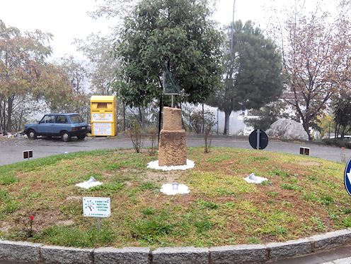 Kreiselkunstwerk in Parcheggio largo dell´Olmo in Bisignano bei Cosenza 