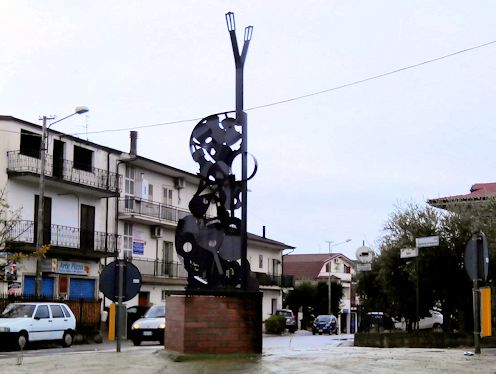 Kreiselkunstwerk in Via Corso Italia in Bisignano 