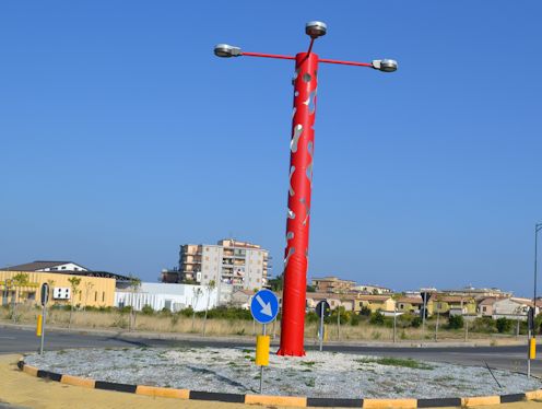 Kreiselkunstwerk in unbekannte Strassen in Mirto Crosia 