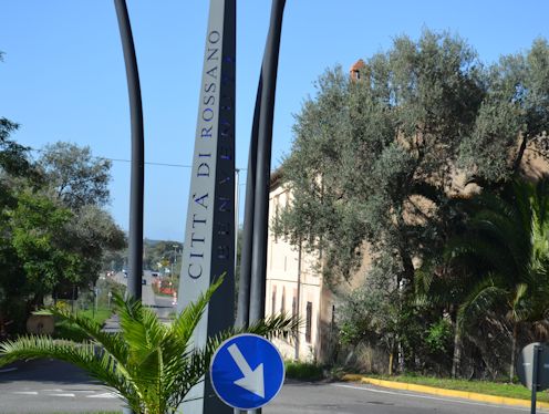 Kreiselkunstwerk in nicht bekannte Strassen in Rossano 
