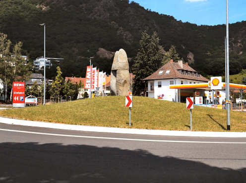 Kreiselkunstwerk in Weinbergstraße - Berliner Straße in Bad Münster am Stein 