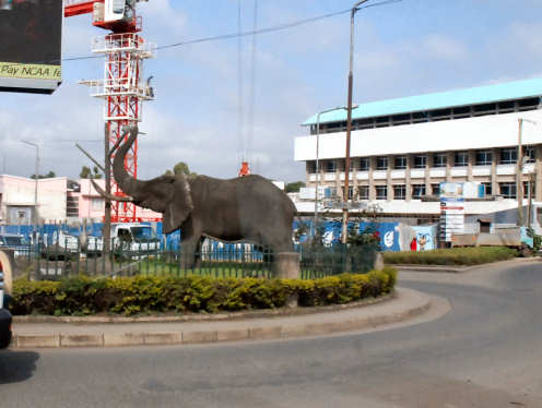 Kreiselkunstwerk in Goliondoi Rd - Makongoro Rd in Arusha 