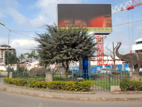 Kreiselkunstwerk in Goliondoi Rd - Makongoro Rd in Arusha 