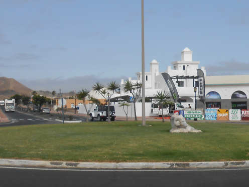 Kreisverkehr mit gemeisseltem Bock auf Fuerteventura