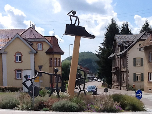 Kunst im Kreisverkehr in Elzach