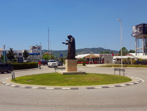 Kunst im Kreisverker in Groß-Gerau (Albanien)