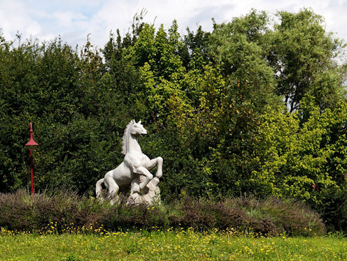 Kunst im Kreisverkehr in Bruchköbel Stadtteil Roßdorf (Hessen)