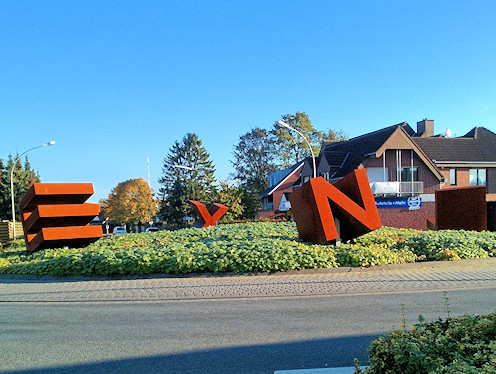Kunstobjekte im Kreisverkehr in Lingen-Laxten
