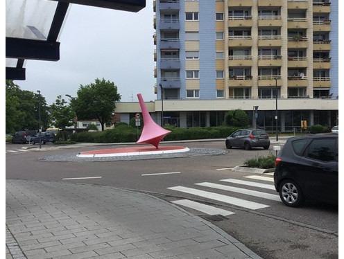 Kunst im Kreisverkehr in Schanbach