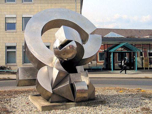 Kreiselkunstwerk in Bahnhofstrasse - Bahnhofsplatz - Trift in Celle 